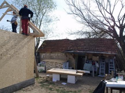 În Săptămâna Mare, voluntarii Habitat au ridicat o casă pentru o familie amărâtă cu trei copii